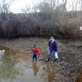 Avec Yanis pêche des moules pour filtrer l'eau du réservoir